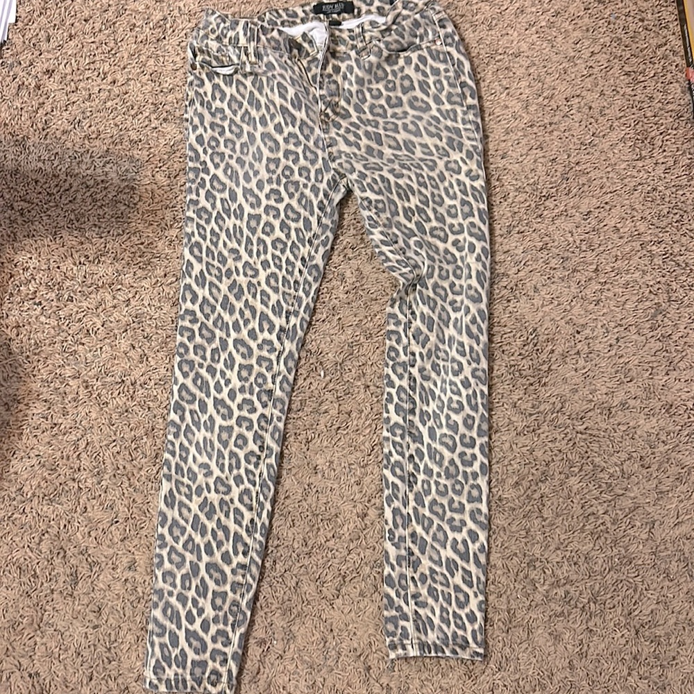 Used good condition size 7/28 Judy Blue Leopard skinny jeans